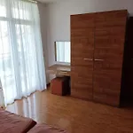 Апартаменти Billy's Two- Bed For Rent At Sunny