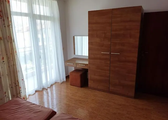 Апартаменти Billy's Two- Bed For Rent At Sunny
